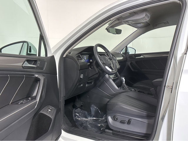 Used 2022 Volkswagen Tiguan SE image 2