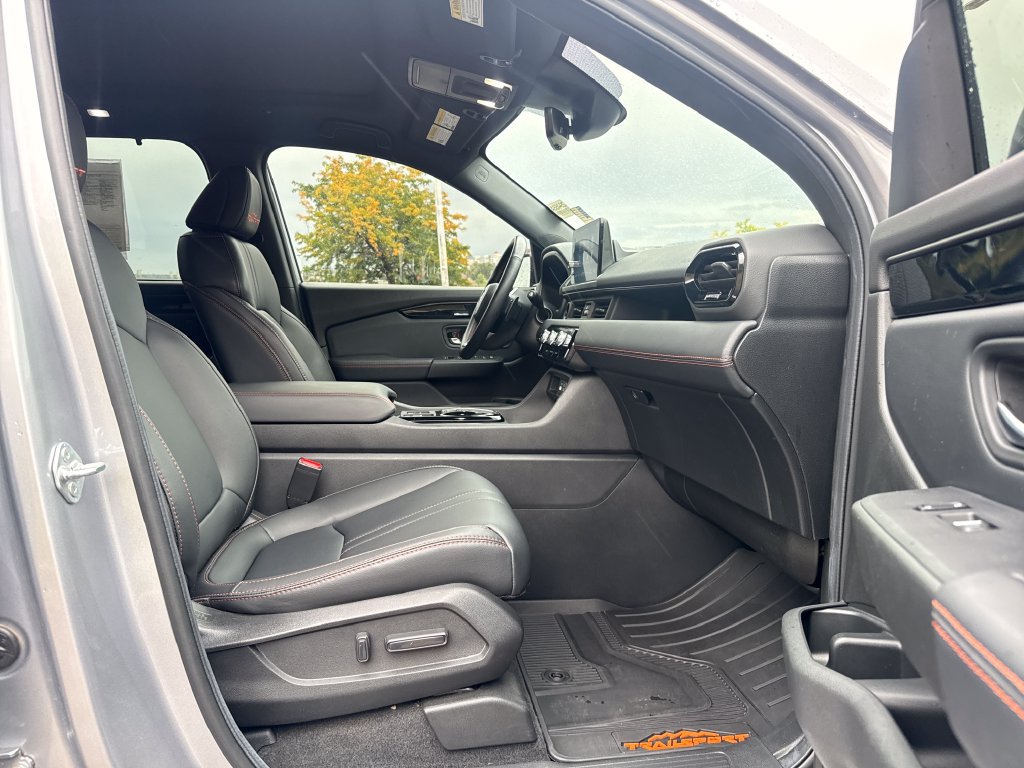 Used 2025 Honda Pilot TrailSport image 32