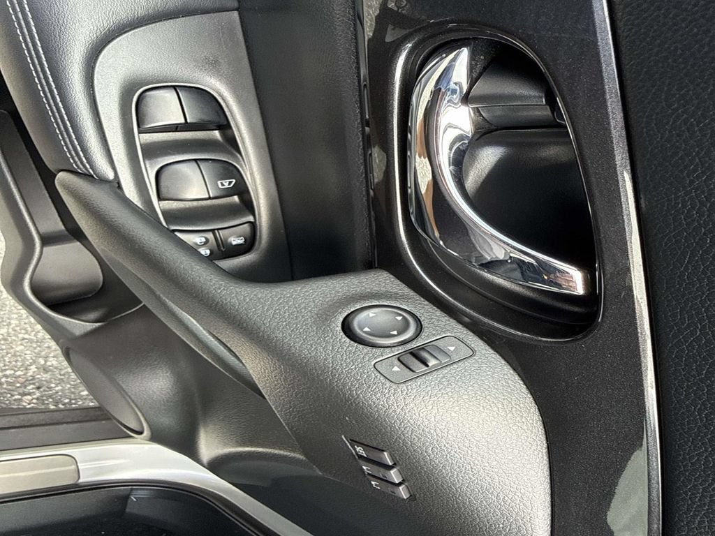 Used 2018 Nissan Rogue SV w/ Premium Package FWD image 19