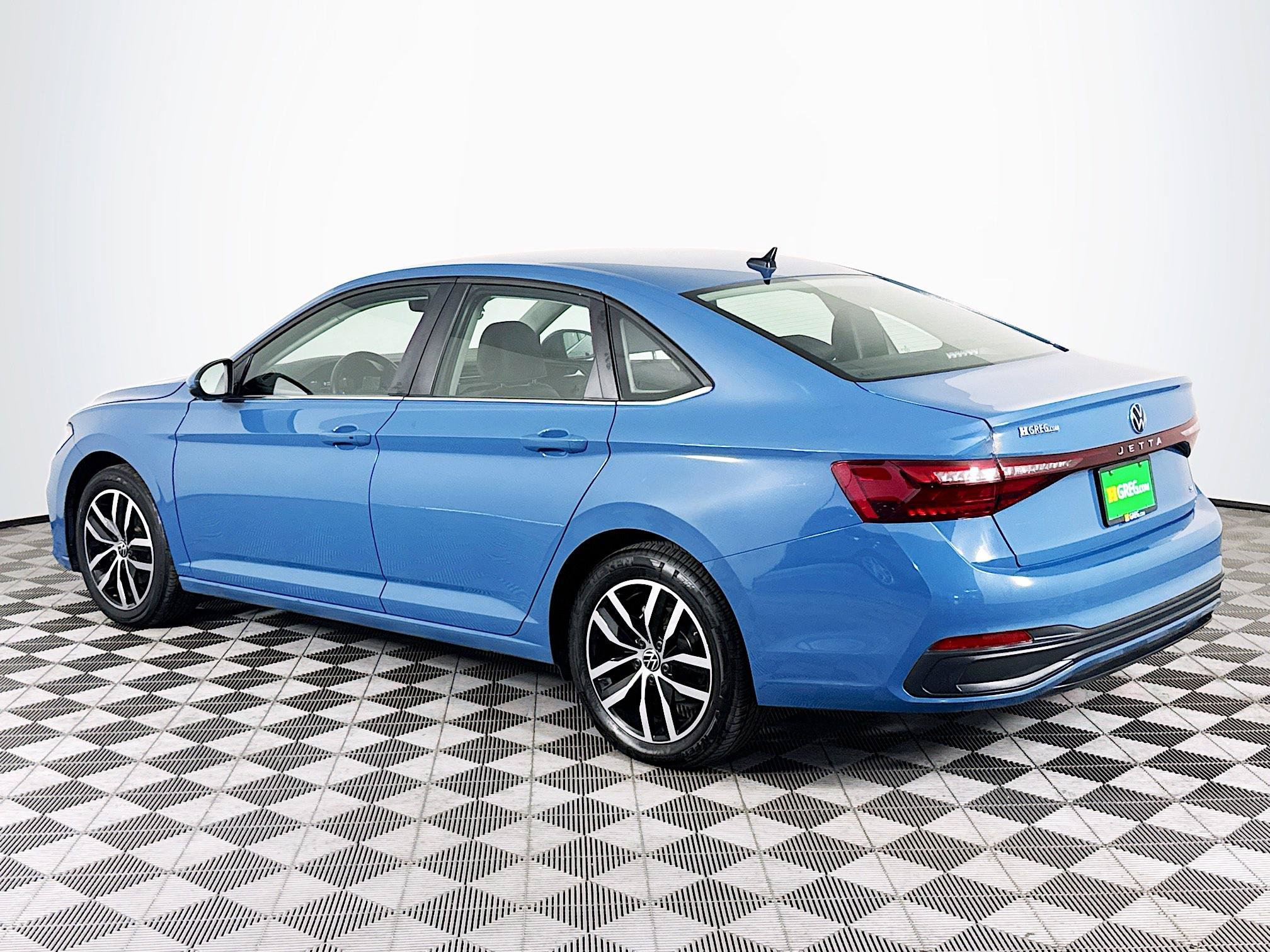 Used 2025 Volkswagen Jetta SE FWD image 6