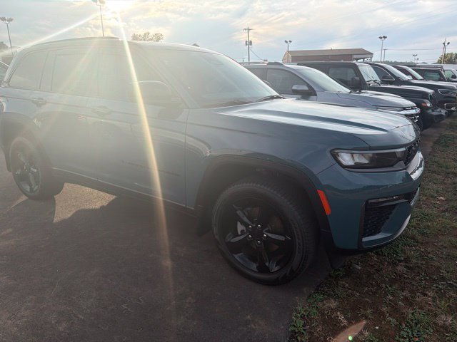 Used 2026 Jeep Grand Cherokee Limited w/ Limited Altitude Package AWD/4WD image 3