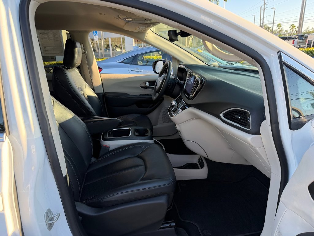 Used 2024 Chrysler Pacifica Touring-L FWD image 20