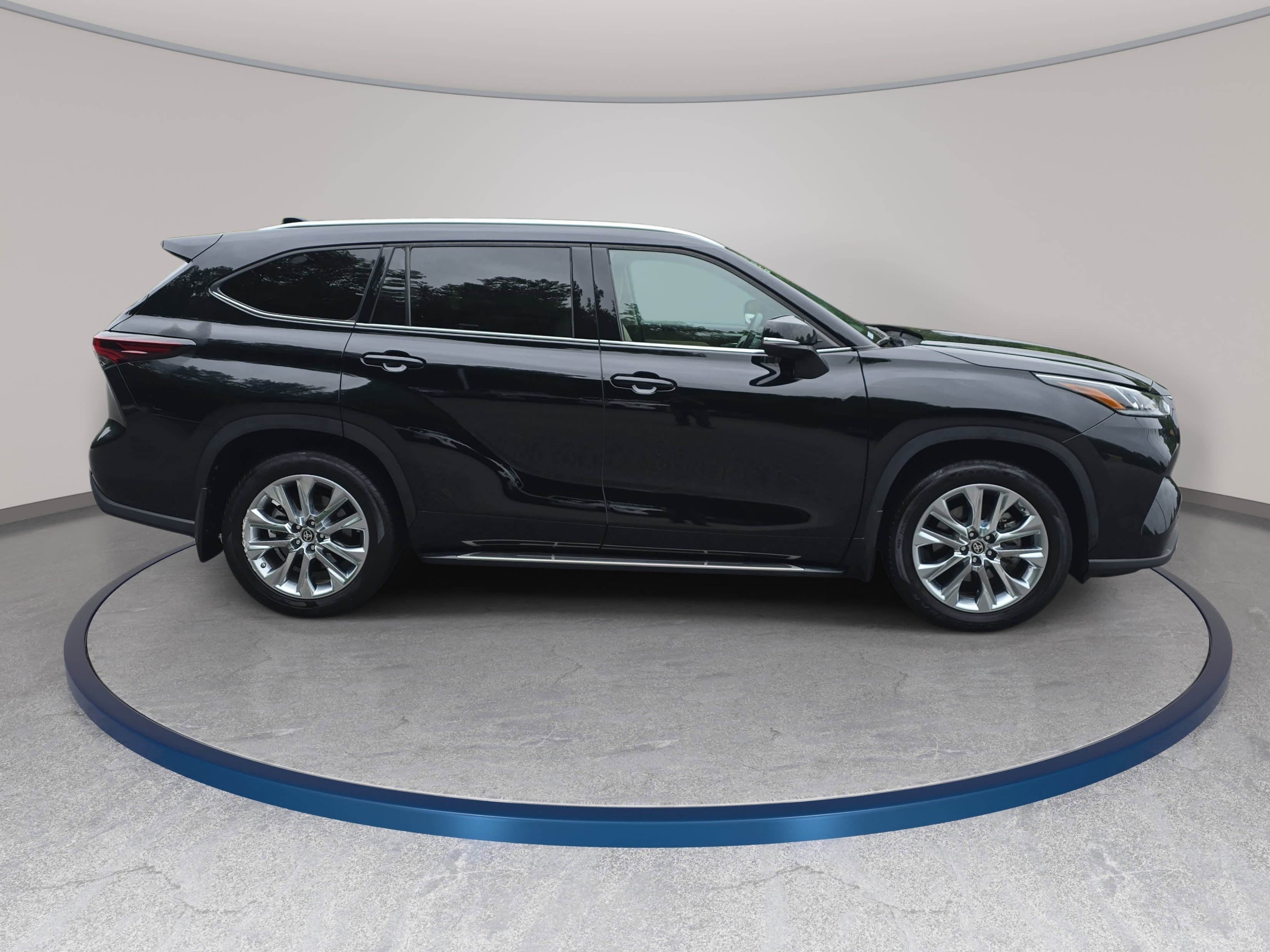 Used 2024 Toyota Highlander Limited AWD/4WD image 4