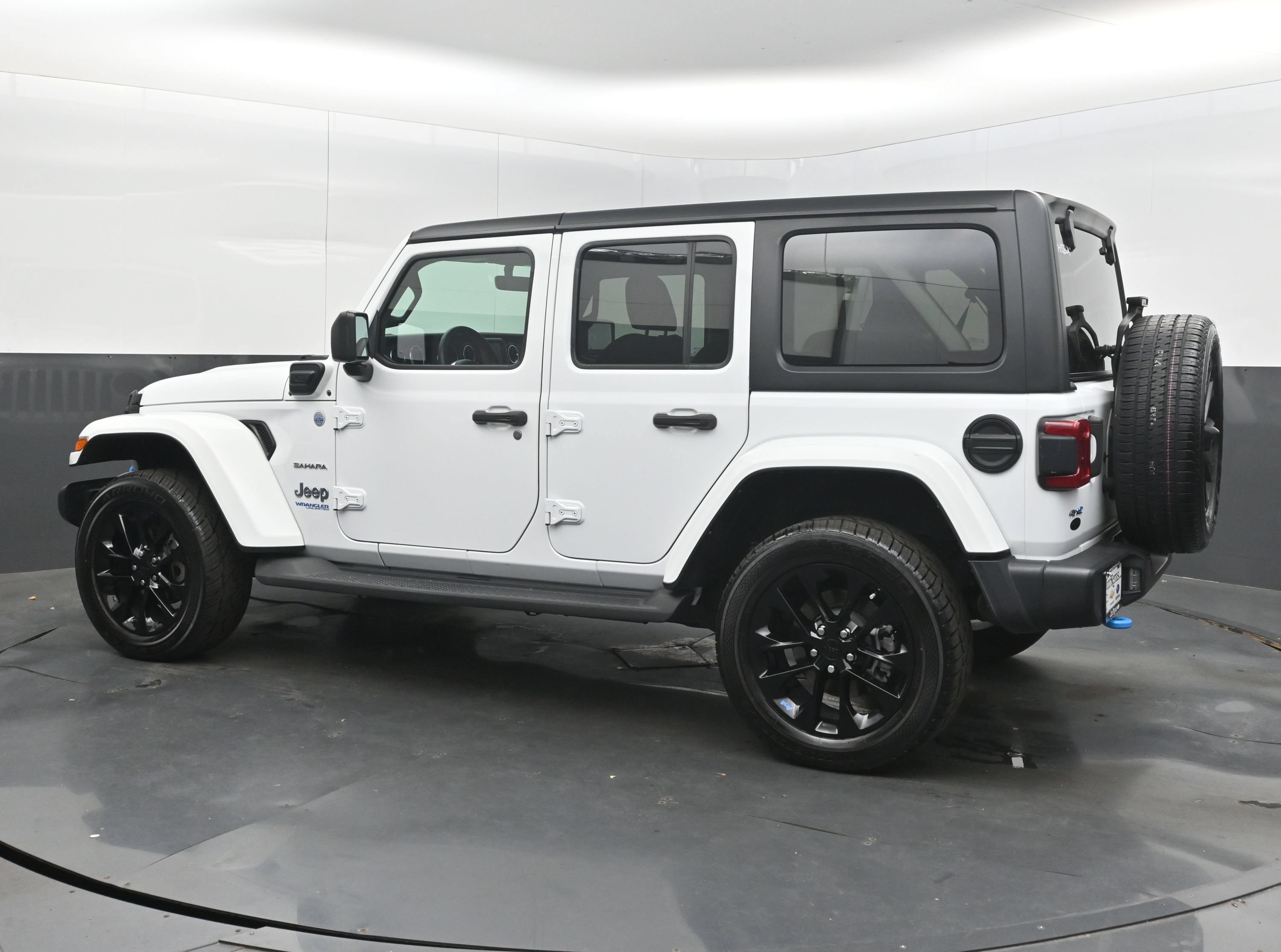 Used 2022 Jeep Wrangler Unlimited Sahara AWD/4WD image 7