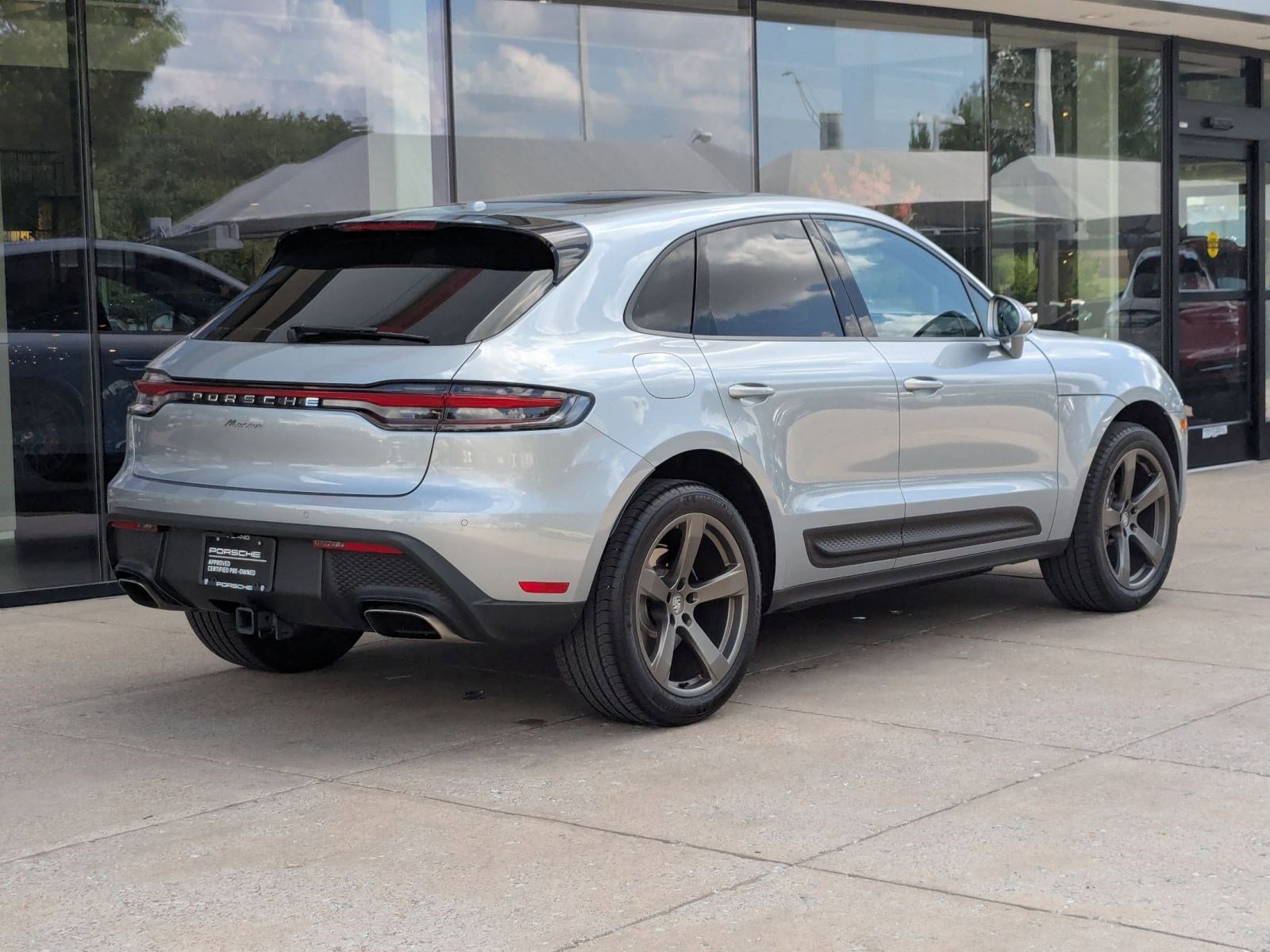 Certified 2026 Porsche Macan AWD/4WD image 9
