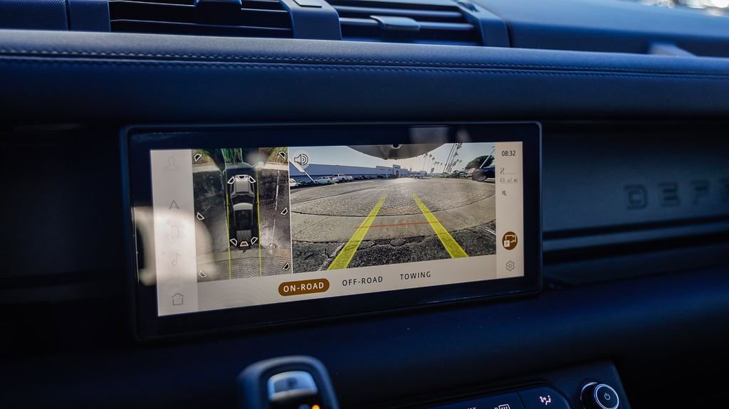 Used 2024 Land Rover Defender 110 X-Dynamic SE image 25