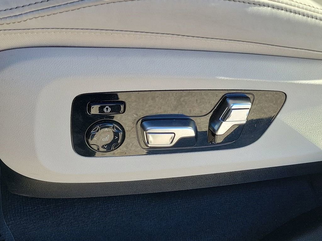 Used 2025 BMW X7 M60i image 26