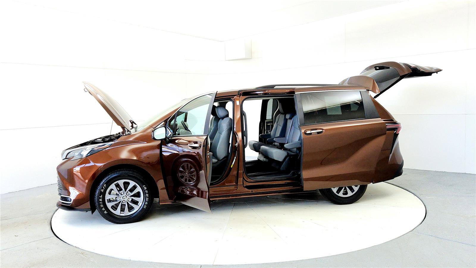 Certified 2024 Toyota Sienna XLE image 10