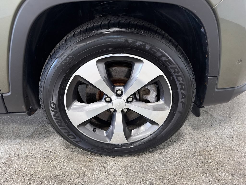 Used 2019 Jeep Cherokee Limited w/ Luxury Group AWD/4WD image 28