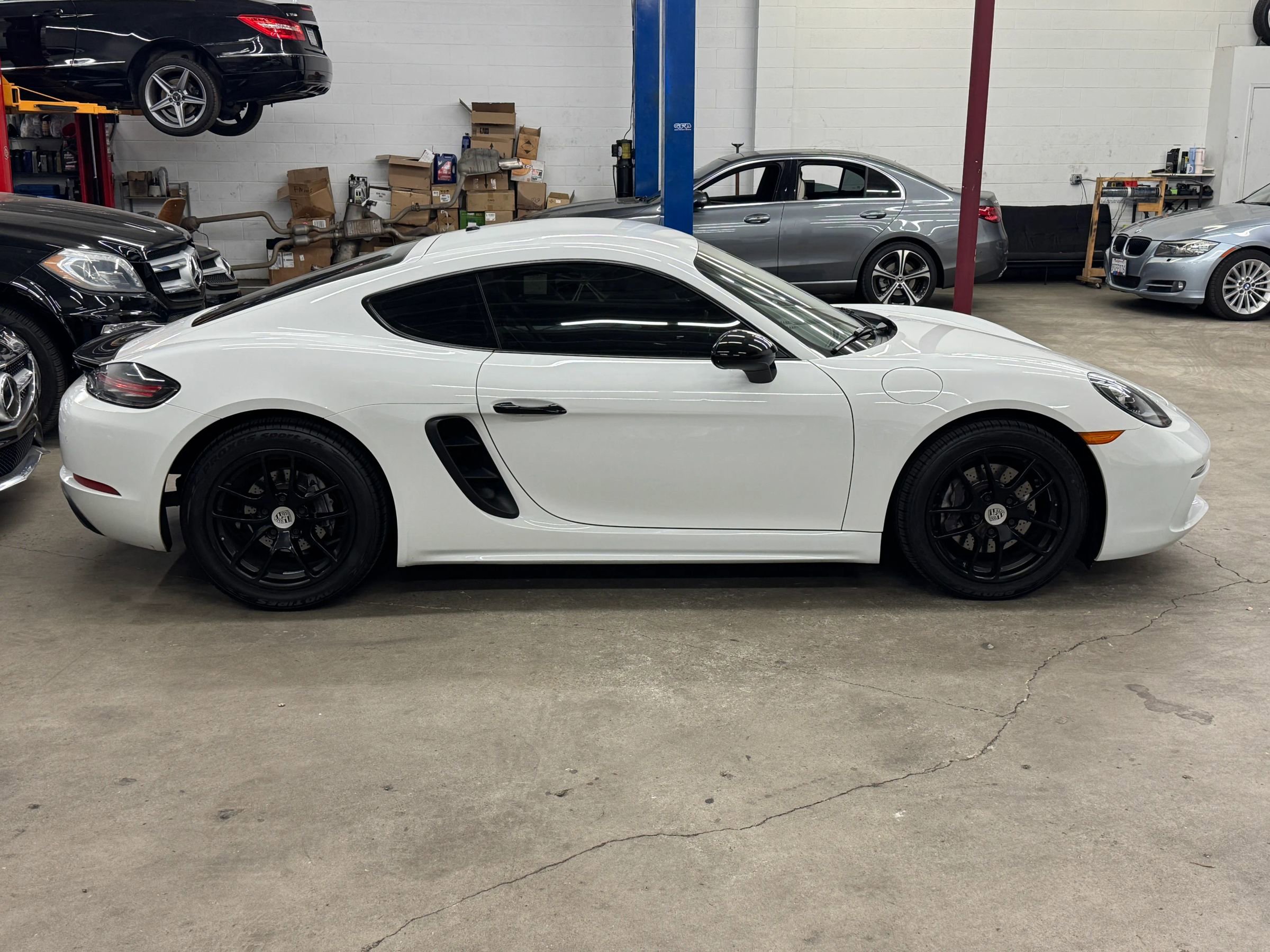 Used 2018 Porsche 718 Cayman RWD image 8