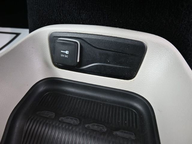 Used 2022 Chrysler Voyager LX image 36