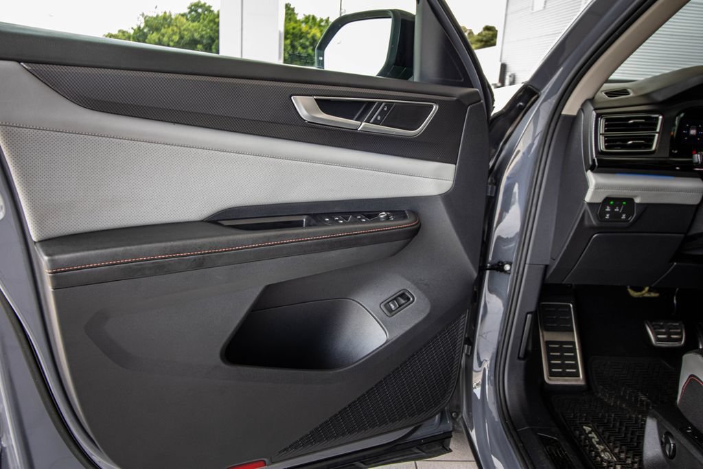 Certified 2024 Volkswagen Atlas Peak Edition SEL AWD/4WD image 21