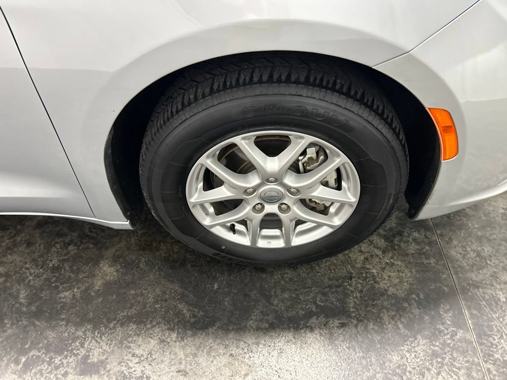 Used 2024 Chrysler Pacifica Touring-L FWD image 10