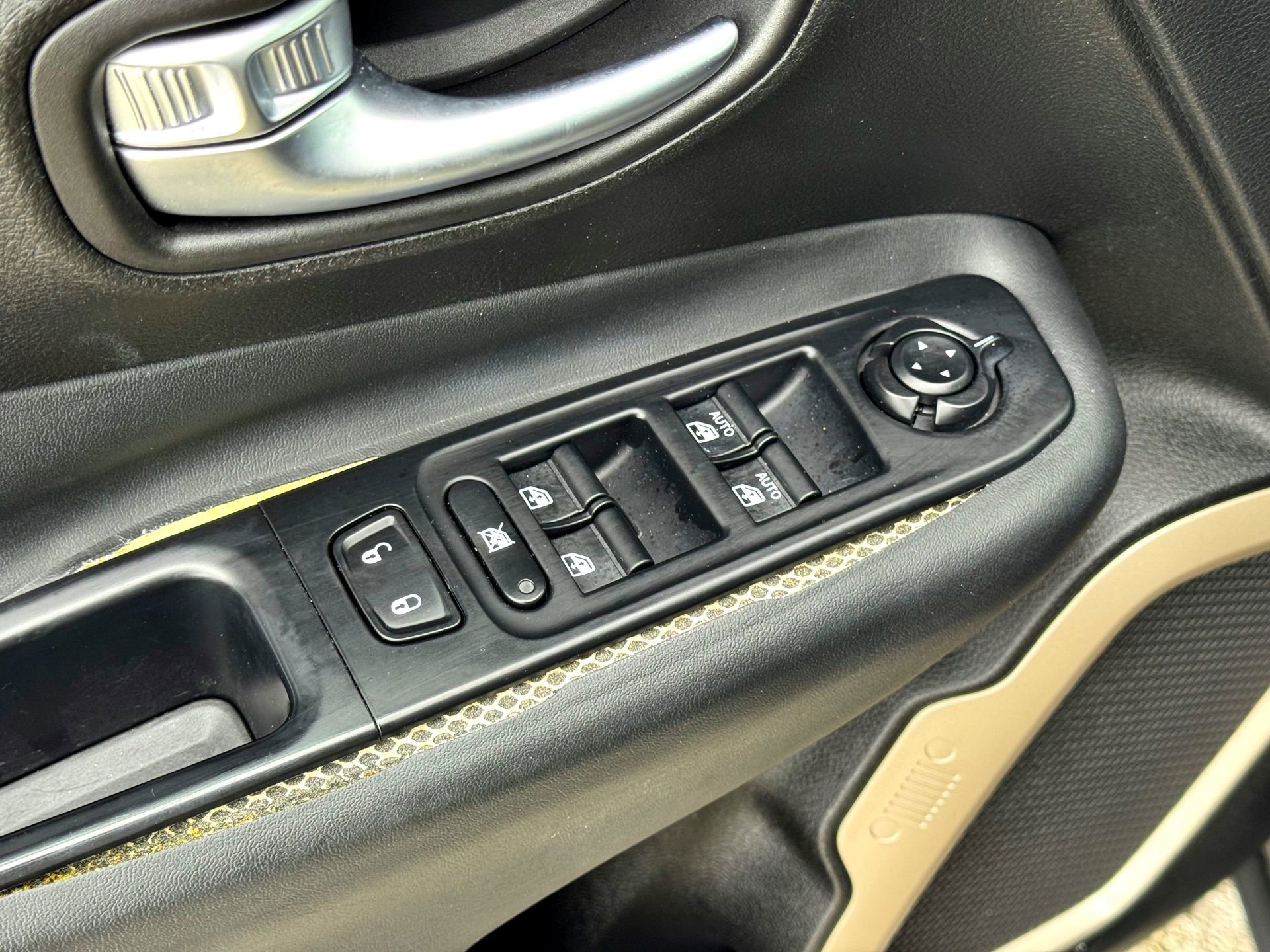 Used 2016 Jeep Renegade Limited image 15