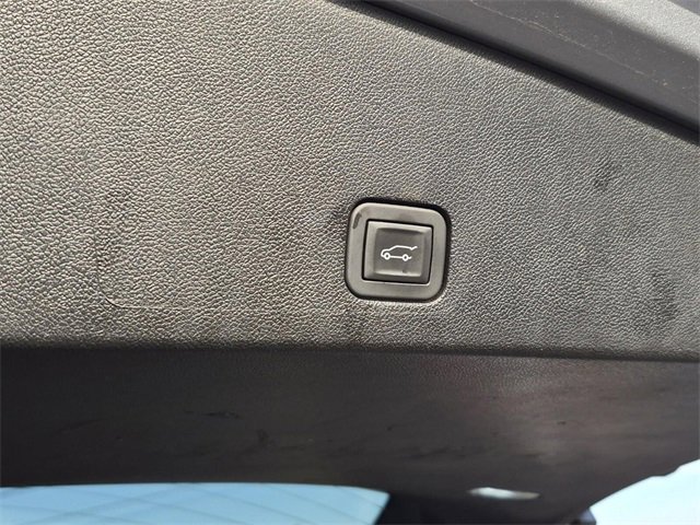 Used 2025 Cadillac XT6 Premium Luxury image 10