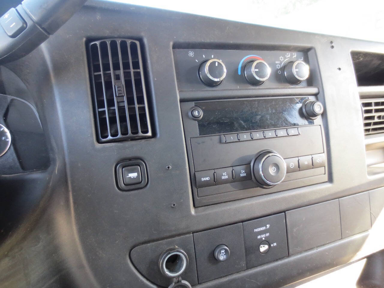 Used 2014 Chevrolet Express 2500 RWD image 11