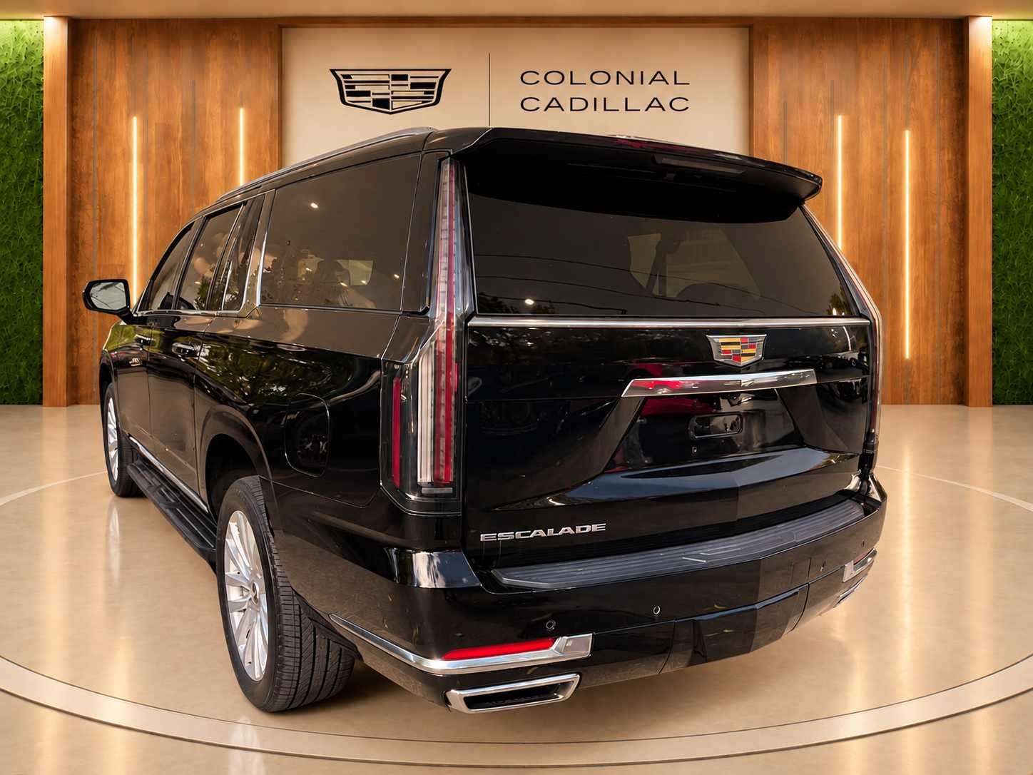 Used 2025 Cadillac Escalade ESV Luxury AWD/4WD image 4
