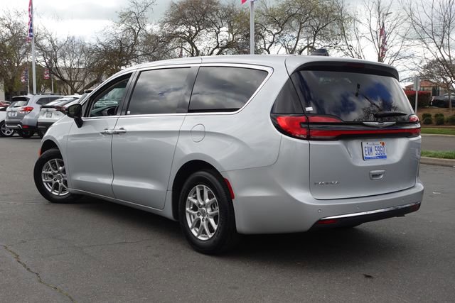 Used 2024 Chrysler Pacifica Touring-L image 9