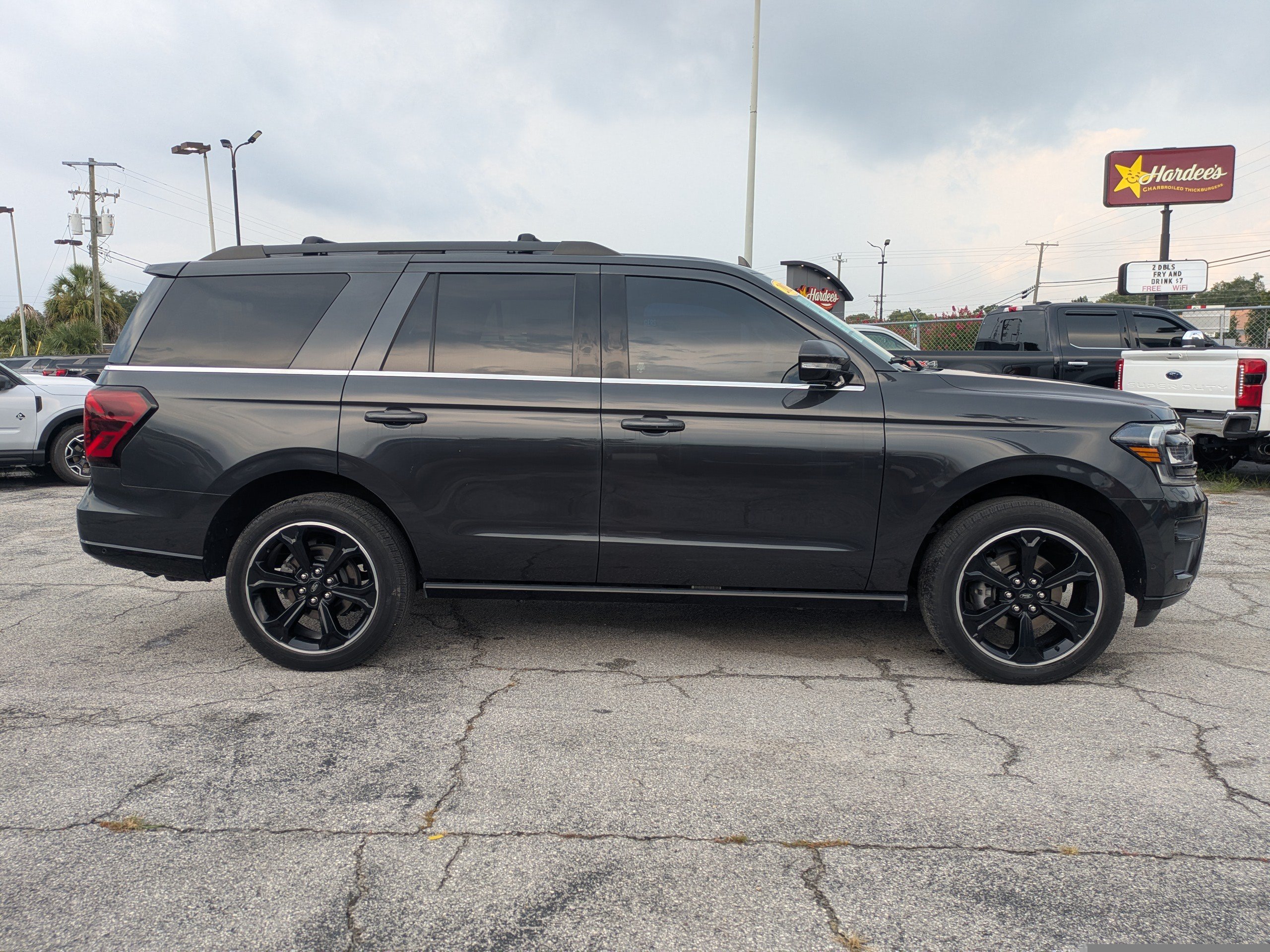 Used 2022 Ford Expedition Limited AWD/4WD image 3
