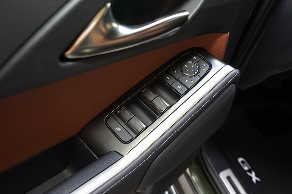 Used 2025 Lexus GX 550 image 3