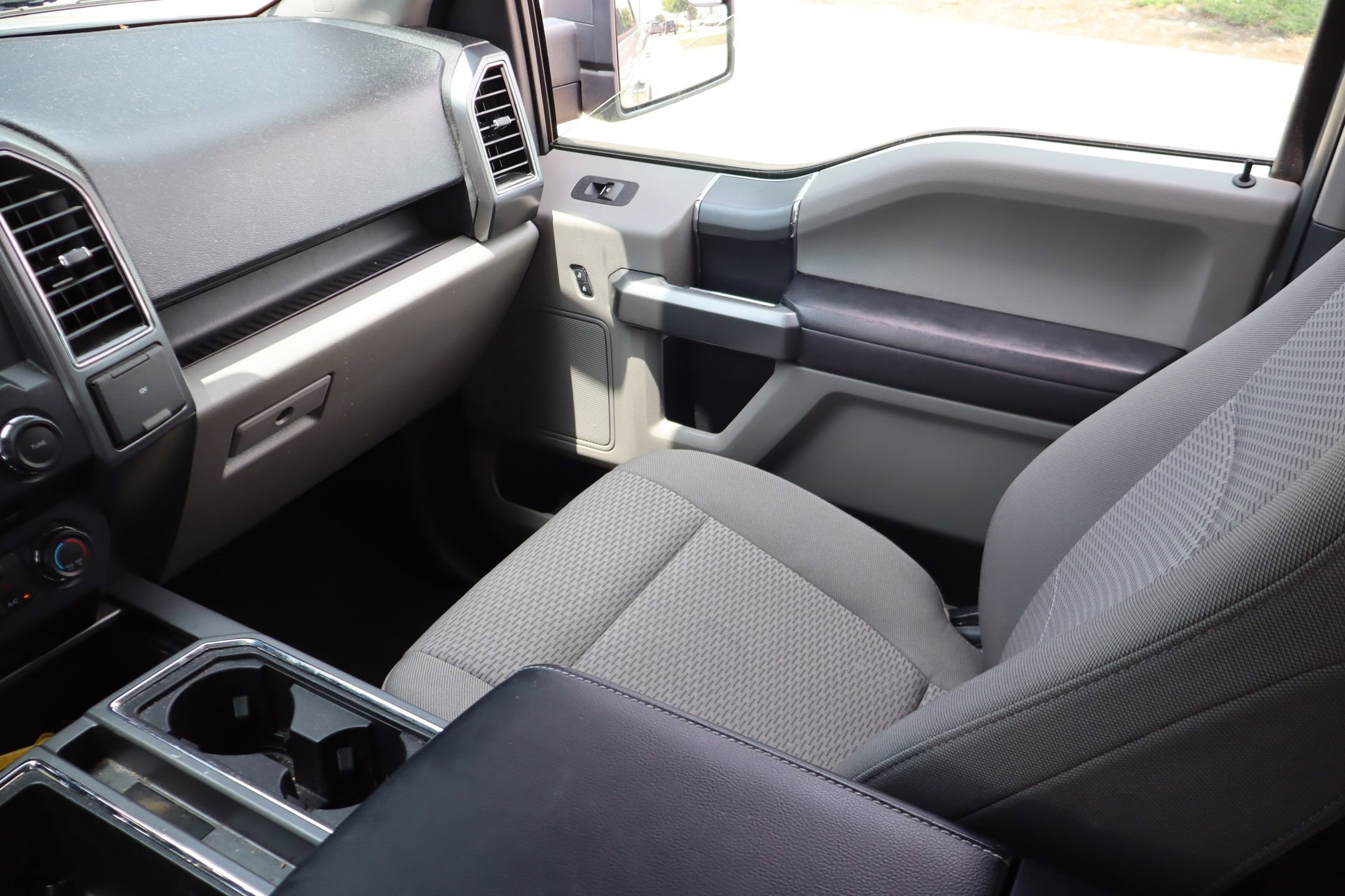 Used 2018 Ford F150 XLT w/ Equipment Group 302A Luxury AWD/4WD image 25
