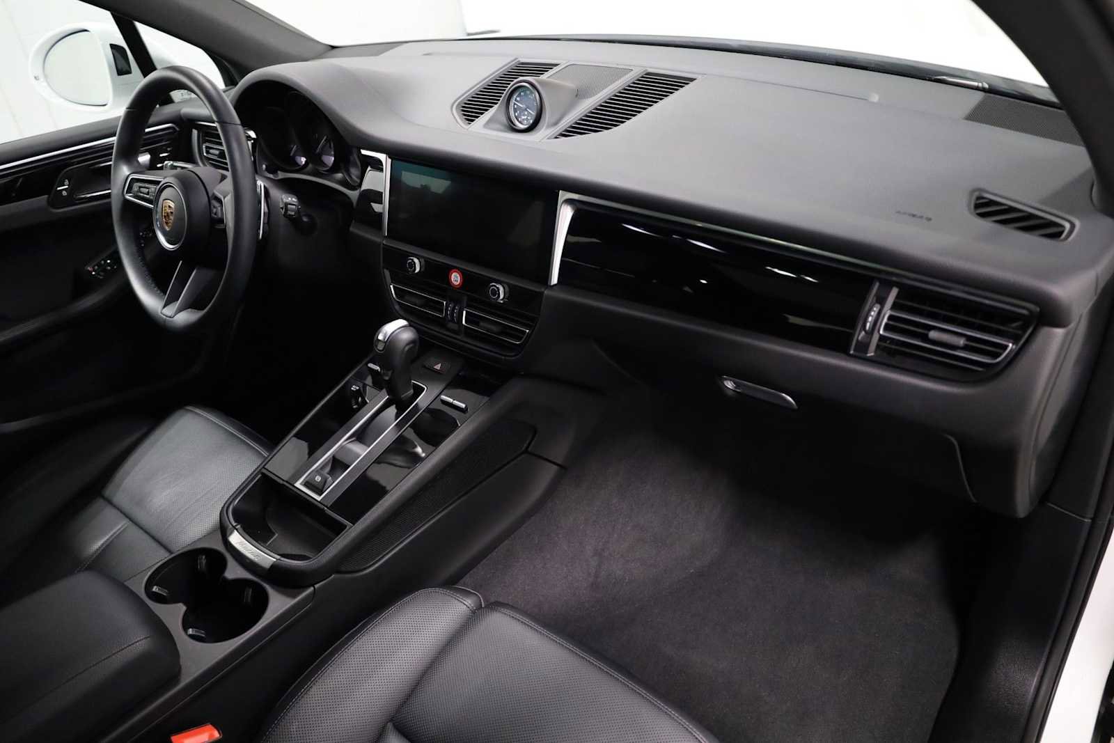 Certified 2025 Porsche Macan image 6