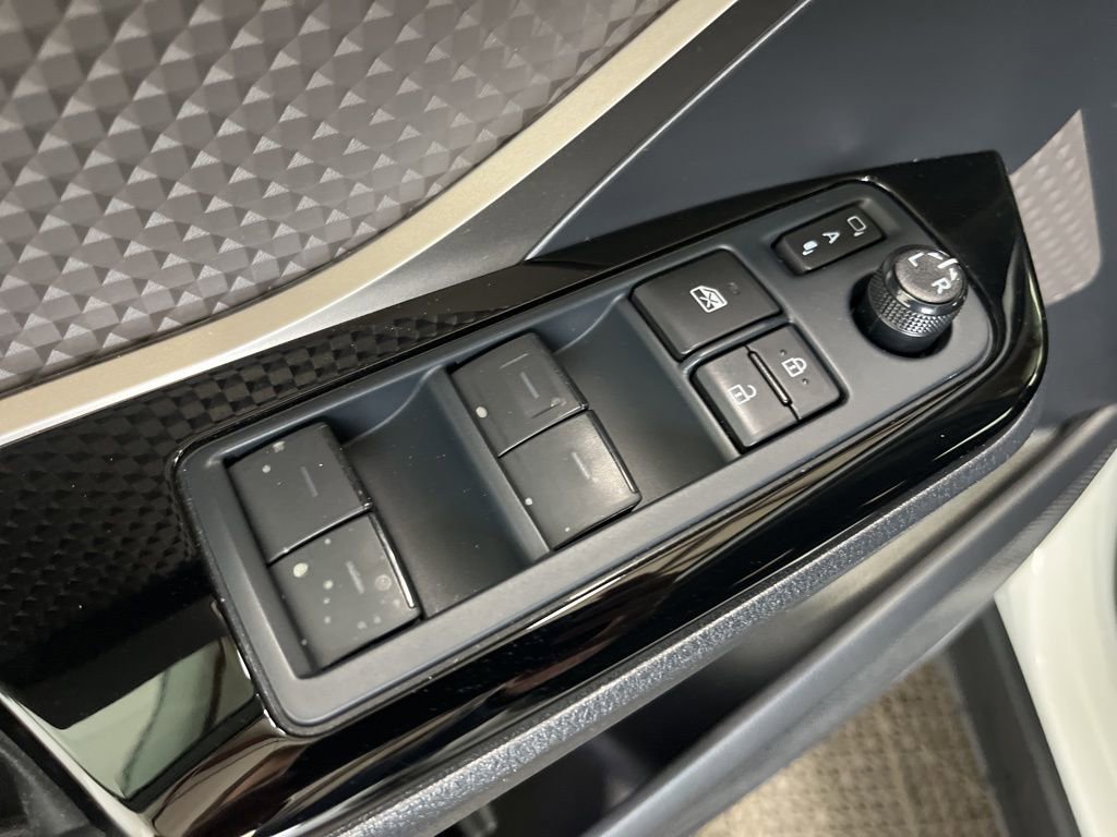 Used 2022 Toyota C-HR Limited FWD image 4