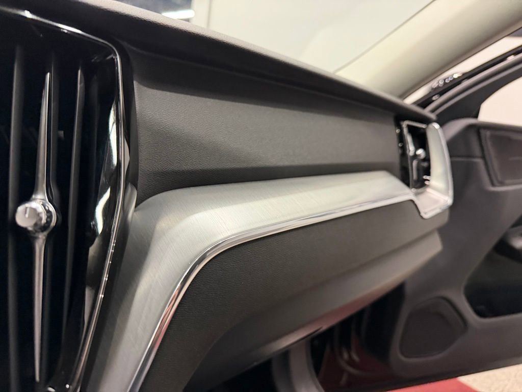 Used 2019 Volvo XC60 T5 Momentum w/ Multimedia Package AWD/4WD image 42