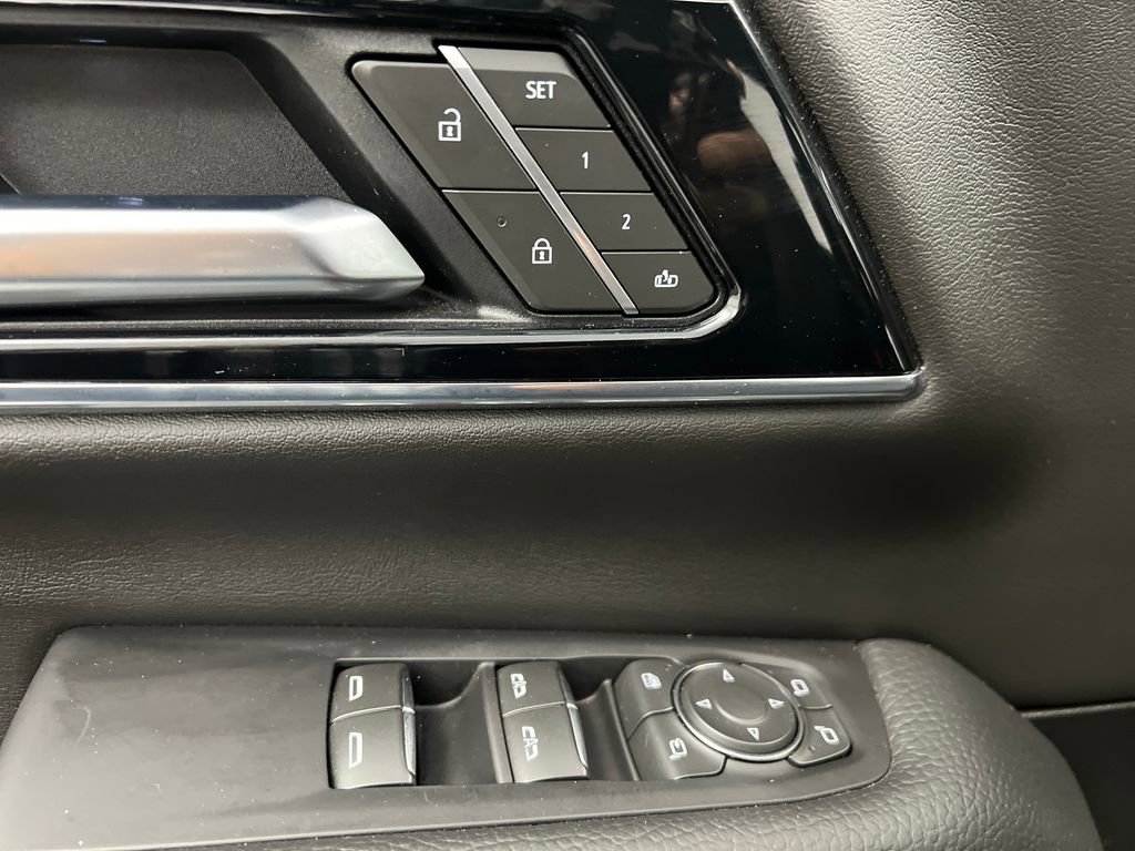 Used 2025 GMC Yukon Denali AWD/4WD image 12
