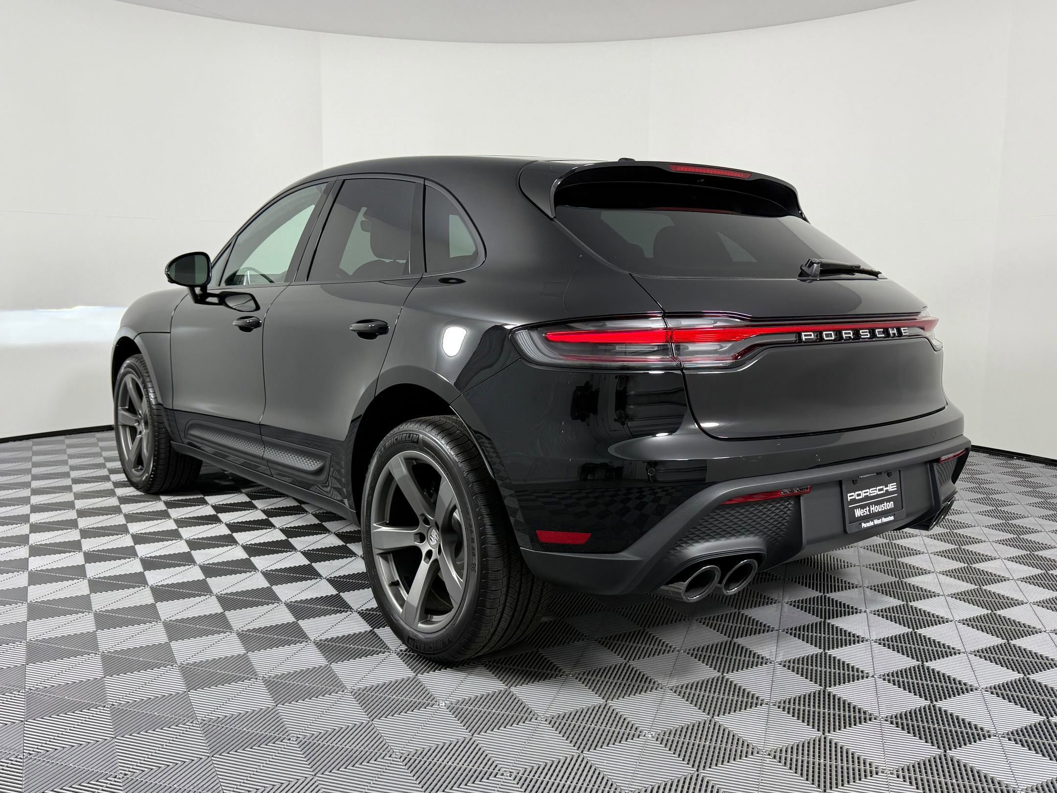 Certified 2026 Porsche Macan AWD/4WD image 3