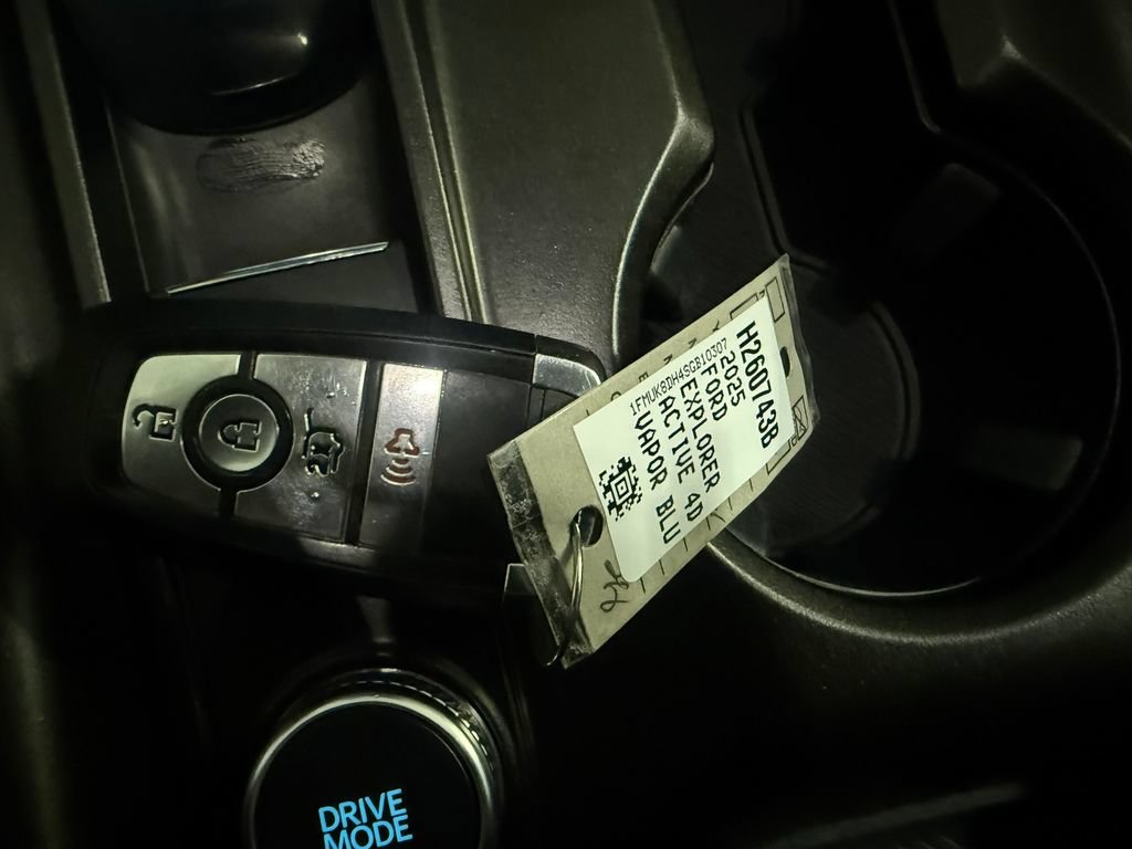 Used 2025 Ford Explorer Active AWD/4WD image 39