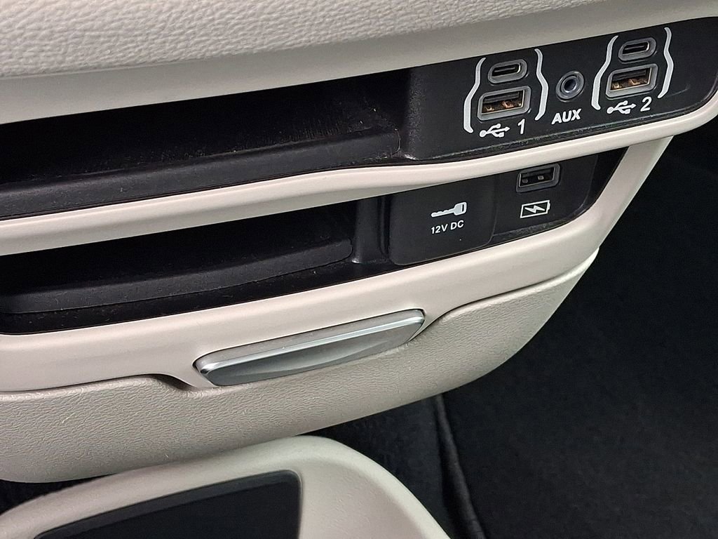 Used 2022 Chrysler Pacifica Touring-L AWD/4WD image 30