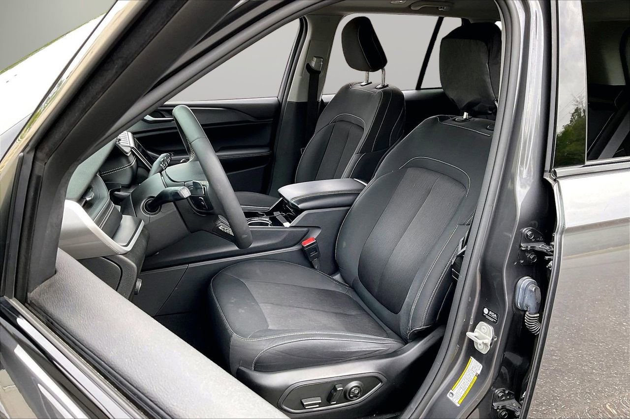 Used 2023 Jeep Grand Cherokee Laredo image 21