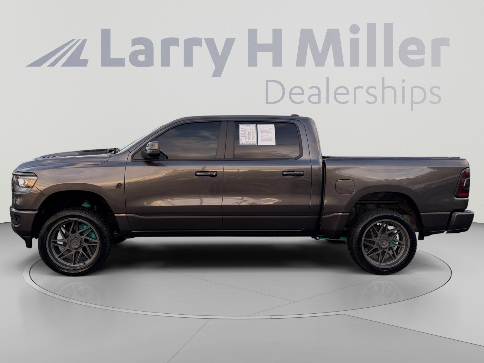 Used 2023 RAM 1500 Laramie AWD/4WD image 2