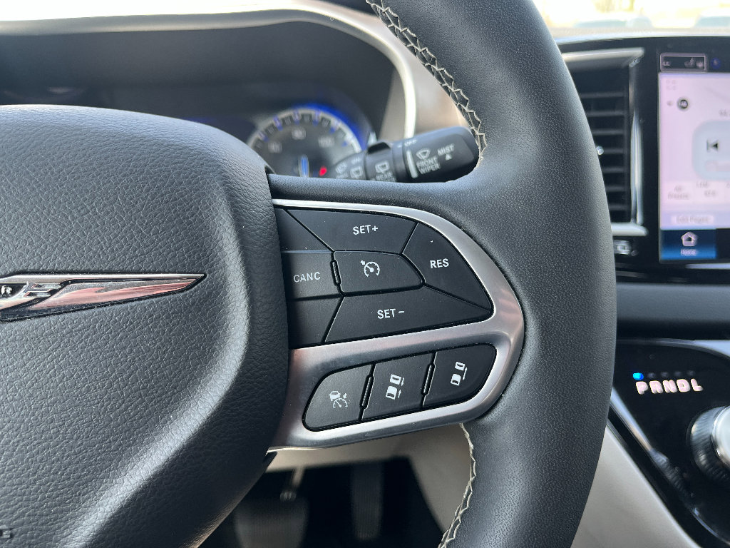 Used 2024 Chrysler Pacifica Touring-L image 40