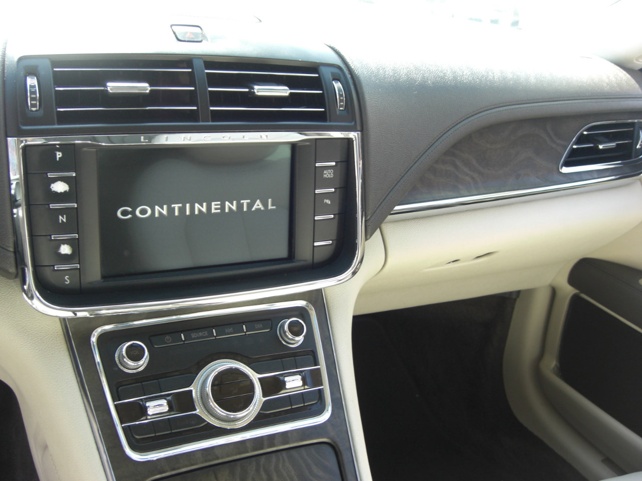 Used 2017 Lincoln Continental Premiere image 10