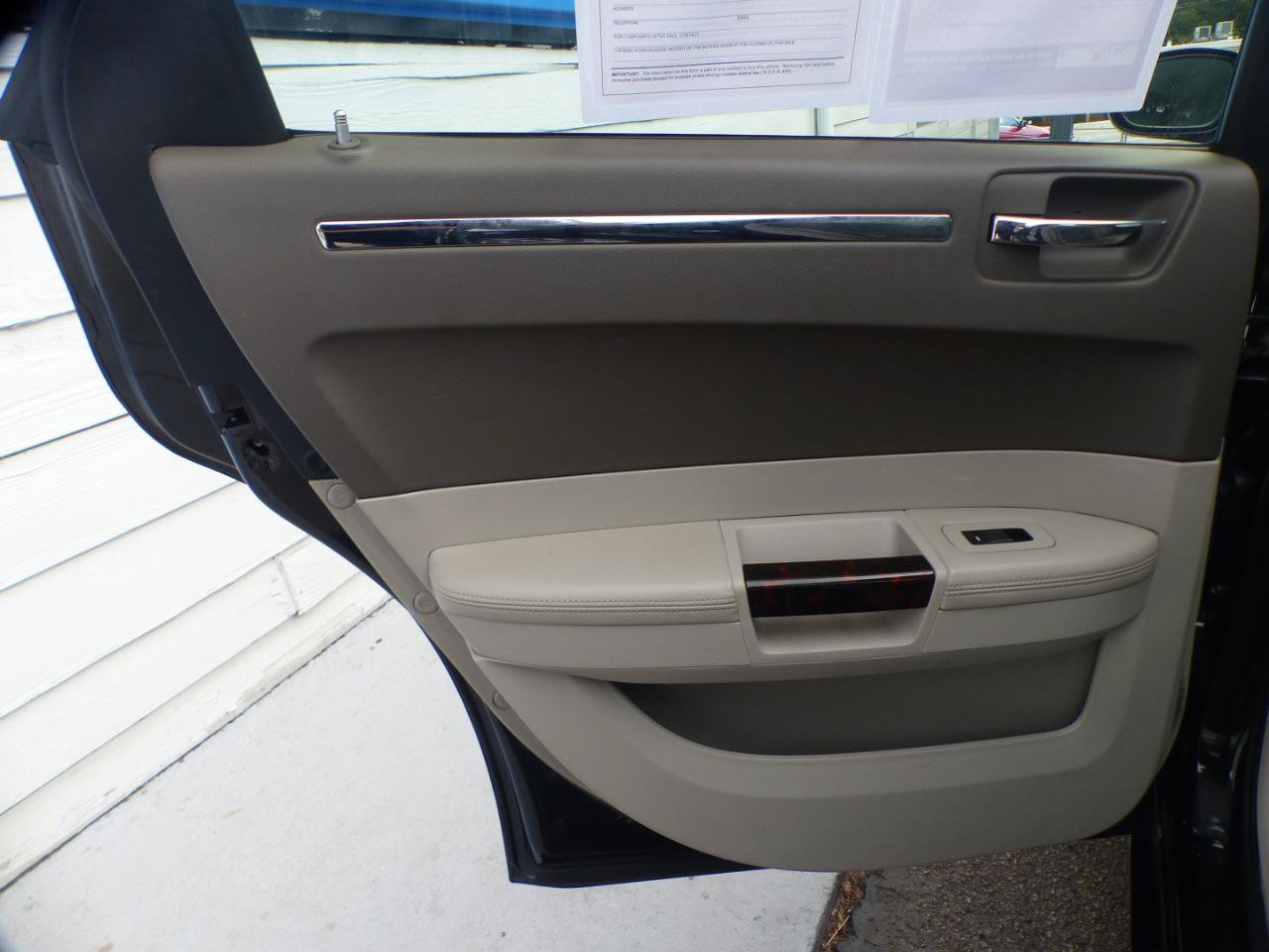 Used 2009 Chrysler 300 C w/ Protection Group II RWD image 12