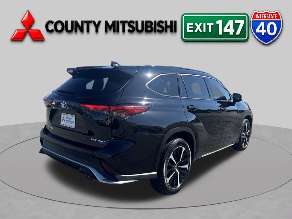 Used 2022 Toyota Highlander XSE AWD/4WD image 4