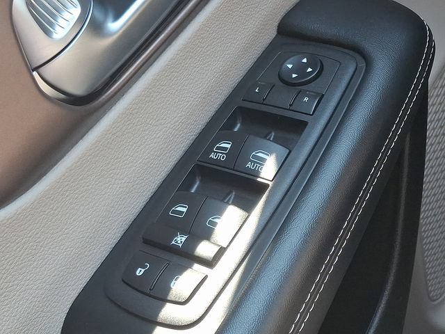 Used 2023 Chrysler Voyager LX FWD image 25