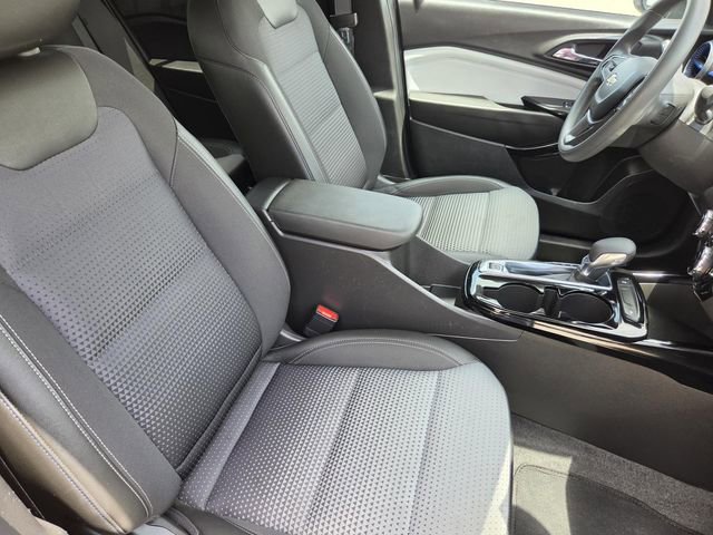 Used 2025 Chevrolet Trax LT FWD image 23