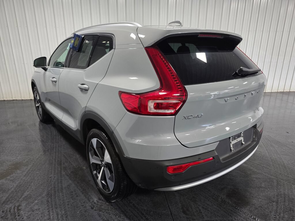Used 2024 Volvo XC40 B5 Plus AWD/4WD image 3
