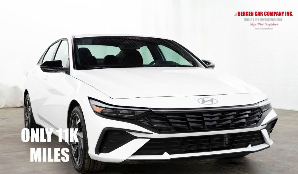 Used 2025 Hyundai Elantra SEL image 1