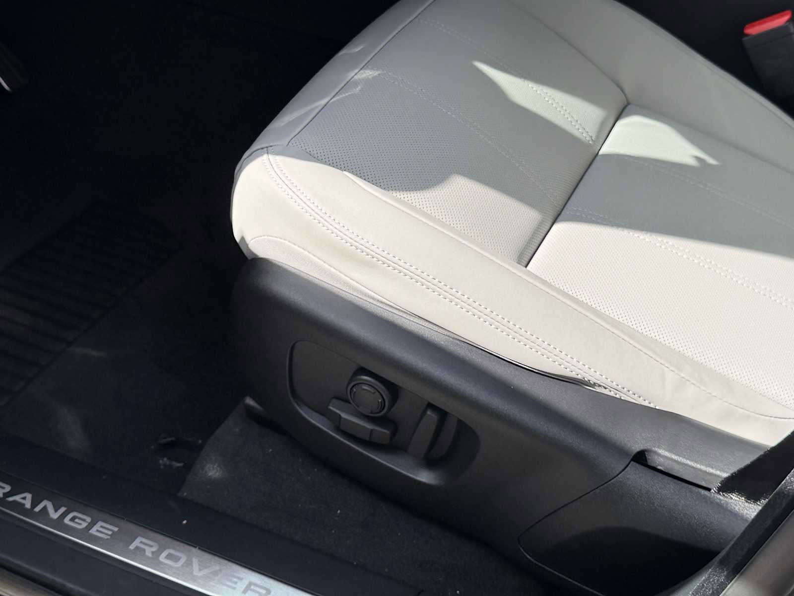 New 2026 Land Rover Range Rover Velar Dynamic SE image 18