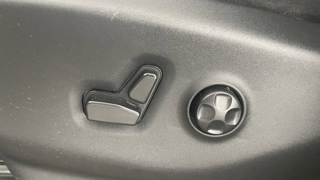 Used 2024 Chrysler Pacifica Touring-L image 34