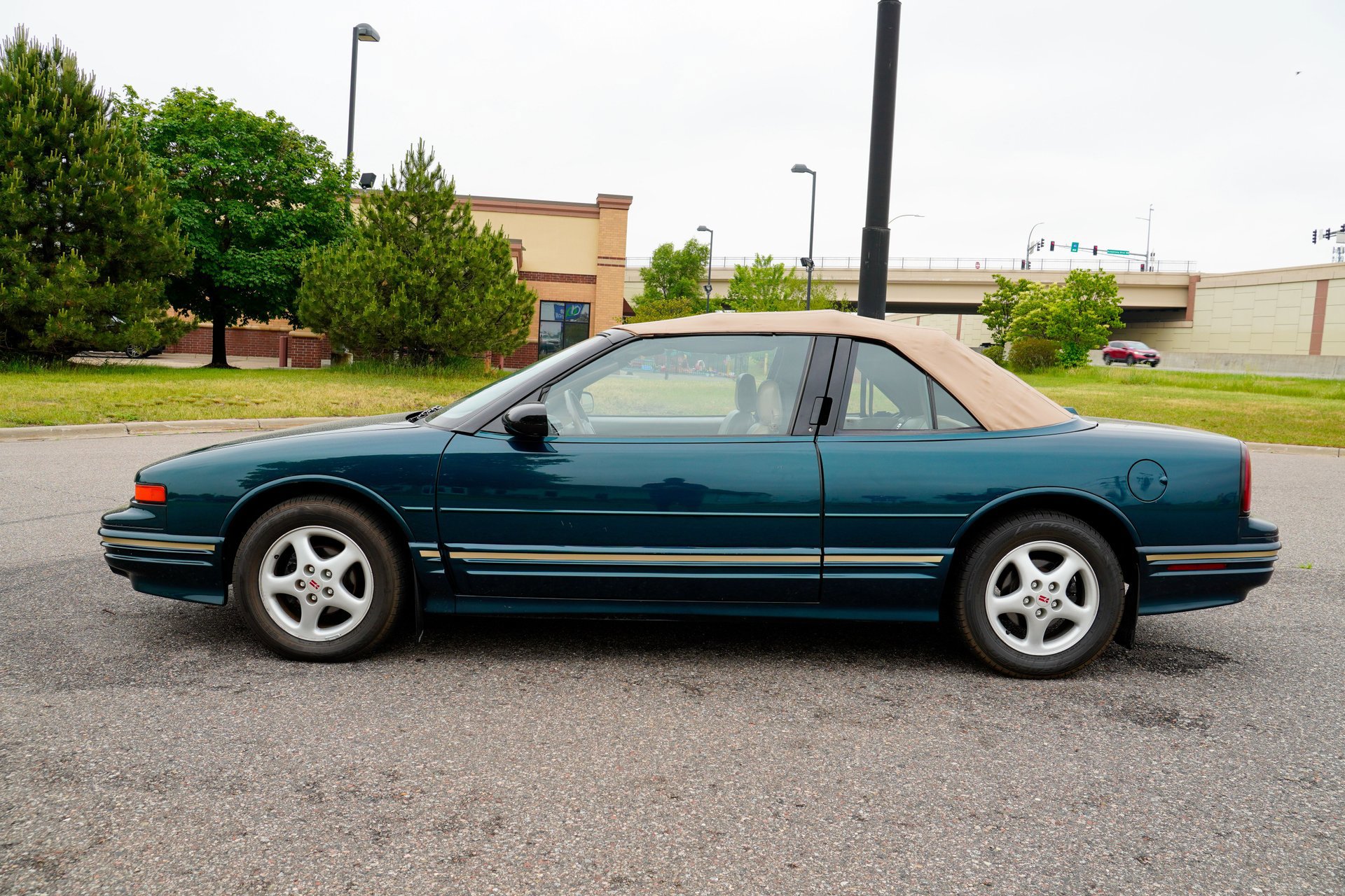 Used 1995 Oldsmobile Cutlass Supreme Convertible FWD image 2