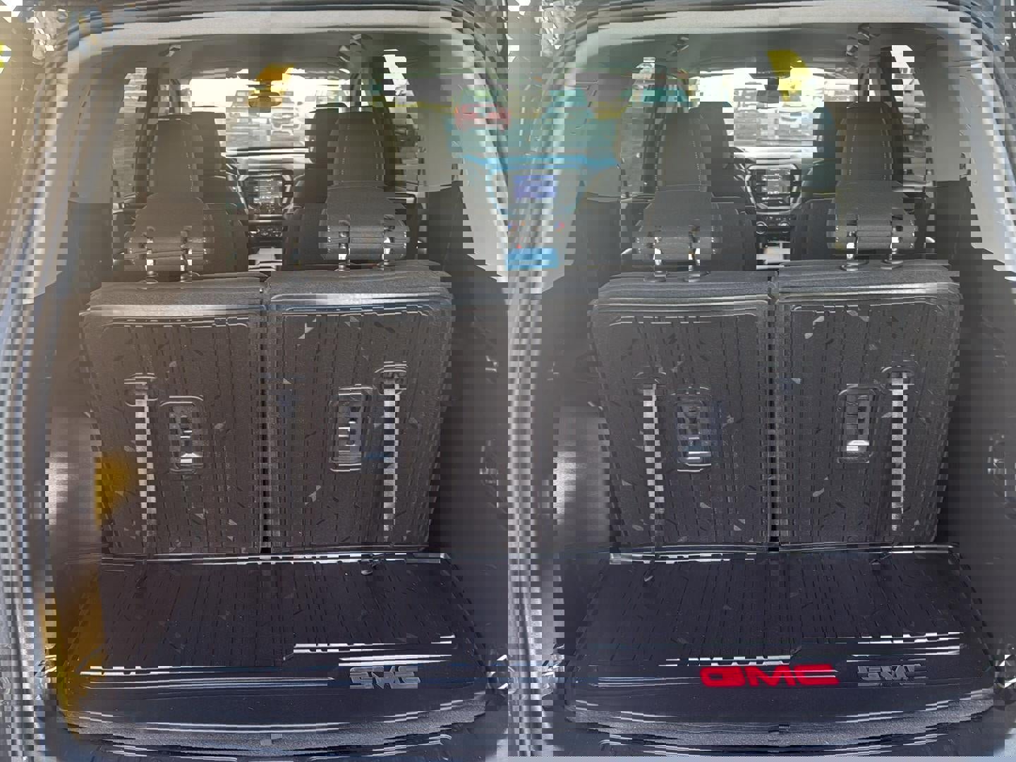 Used 2023 GMC Acadia SLE w/ Driver Convenience Package image 4