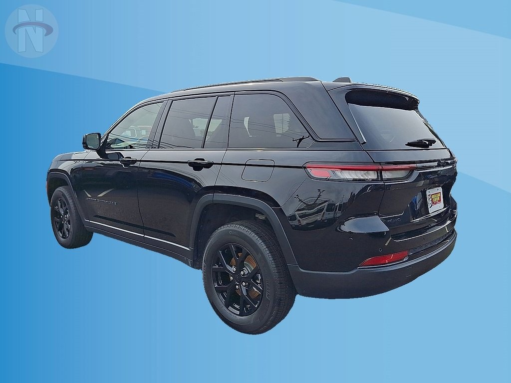 Used 2025 Jeep Grand Cherokee Altitude AWD/4WD image 11