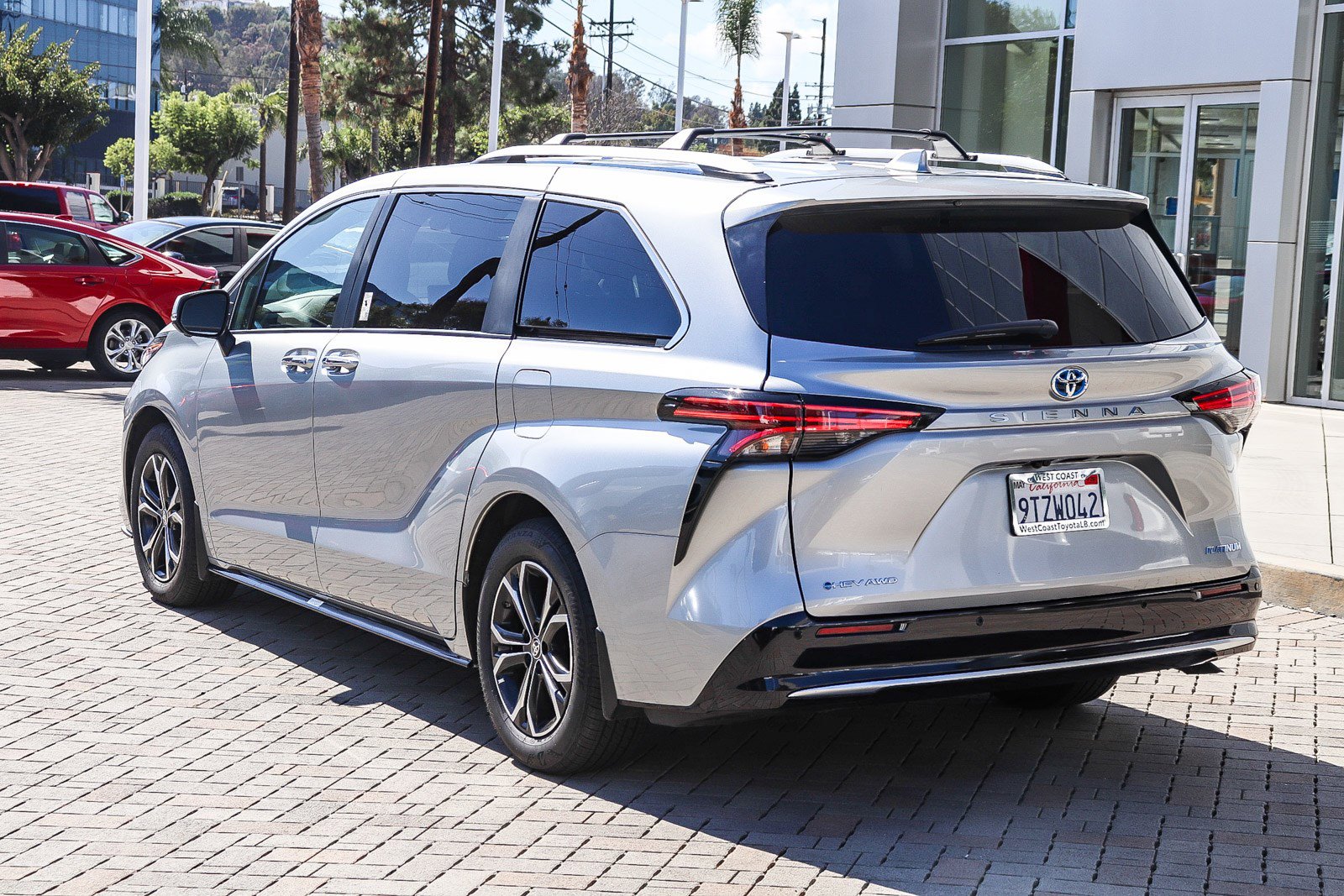 Used 2025 Toyota Sienna Platinum image 9