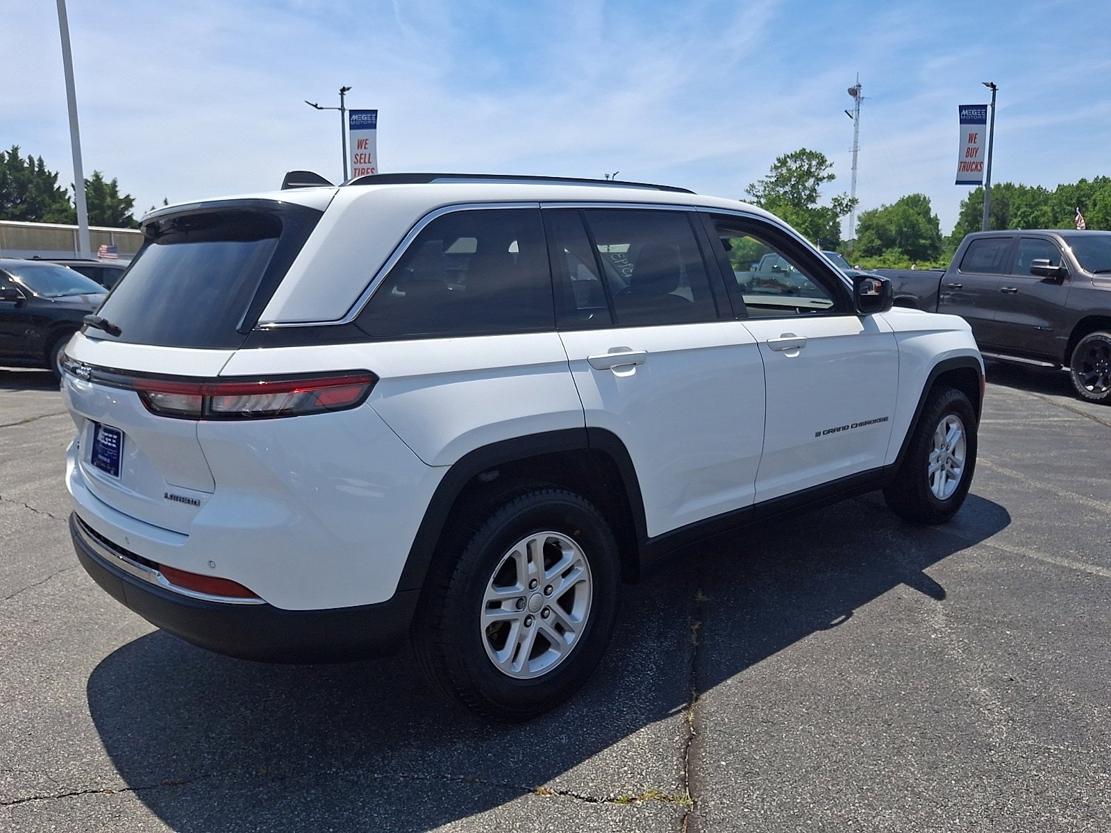 Used 2023 Jeep Grand Cherokee Laredo w/ Trailer Tow Prep Group (B) AWD/4WD image 6