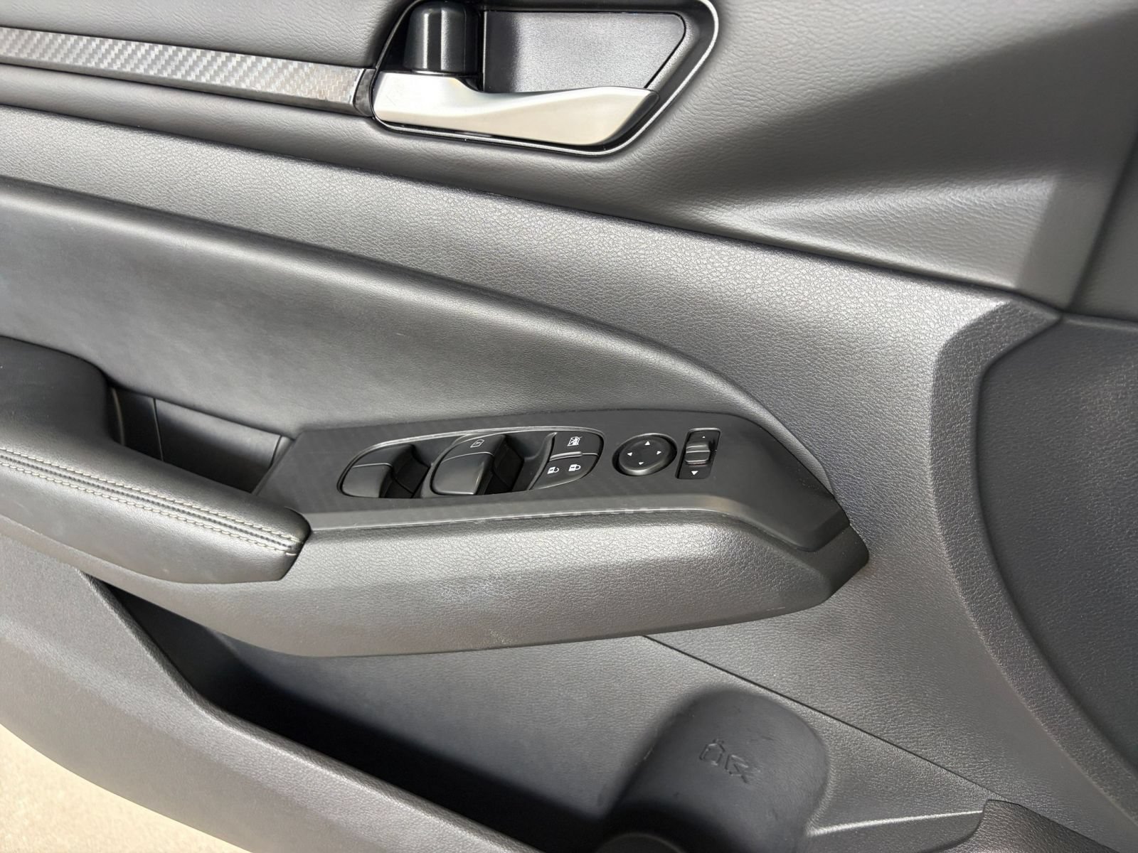 Used 2025 Nissan Altima 2.5 SV FWD image 18